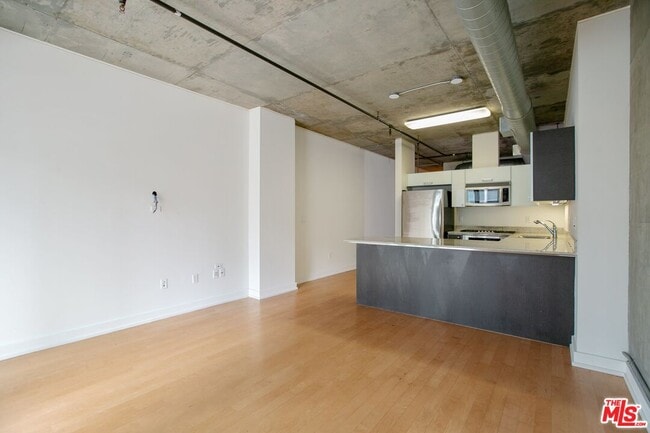 Building Photo - 645 W 9th St