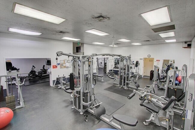 Building Photo - $500 Move-In Special!!! 1 Studio for Rent at the Watergate Apartments in Emeryville!