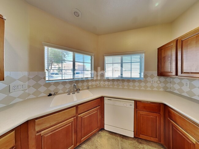 Foto del edificio - 5842 Crumbling Ridge St