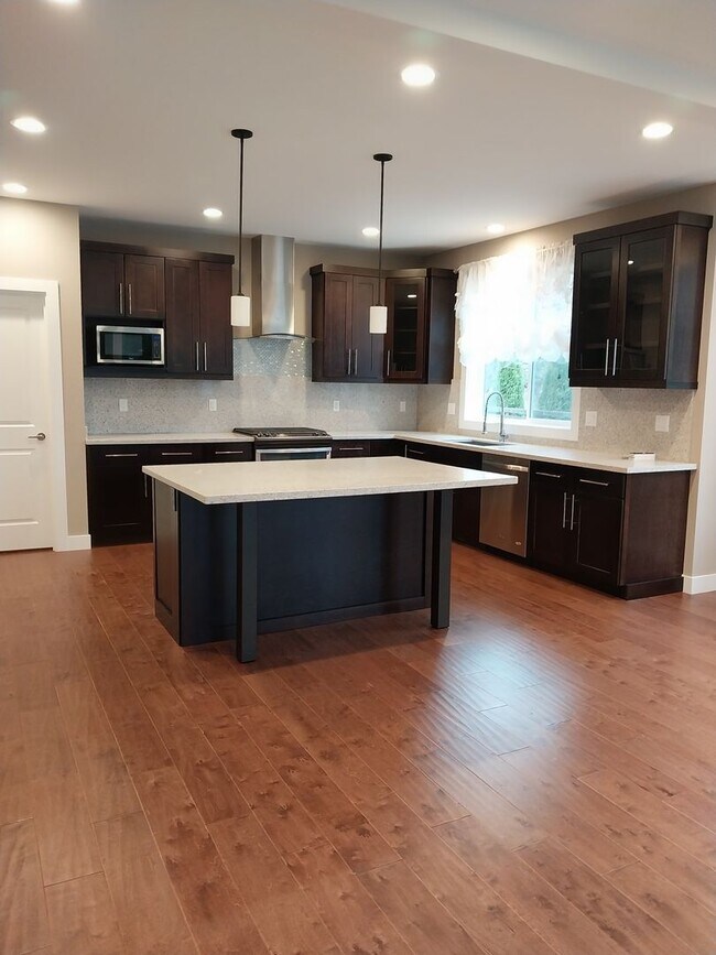 Foto del edificio - Amazing 4 beds/ 2.5 baths house in North Benson Hill/Renton.