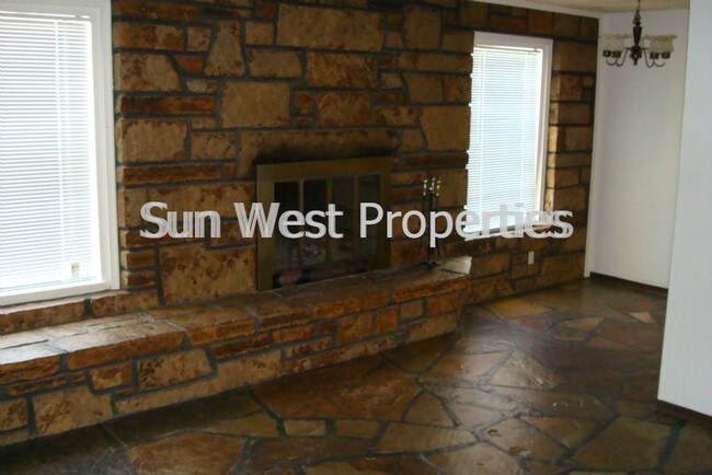 Building Photo - Ground level unit! Six month lease option!
