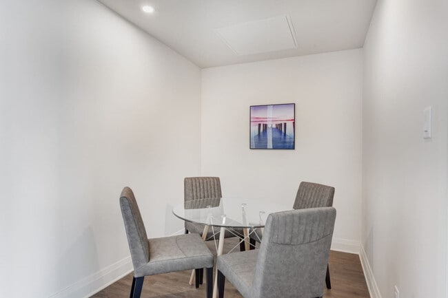 Building Photo - 3105 Promenade du Quartier-Saint-Martin