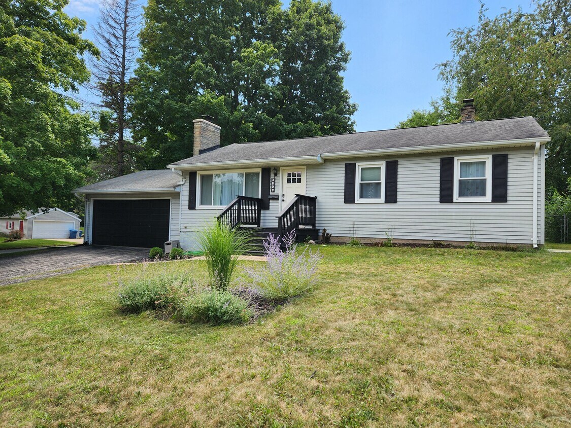Primary Photo - 3809 Devonshire Ave