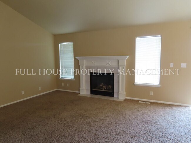 Building Photo - 3 Bed/ 2 Full Bath Single Family Home  in ...