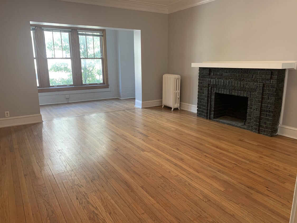 Living Room - 5608 N Kenmore Ave