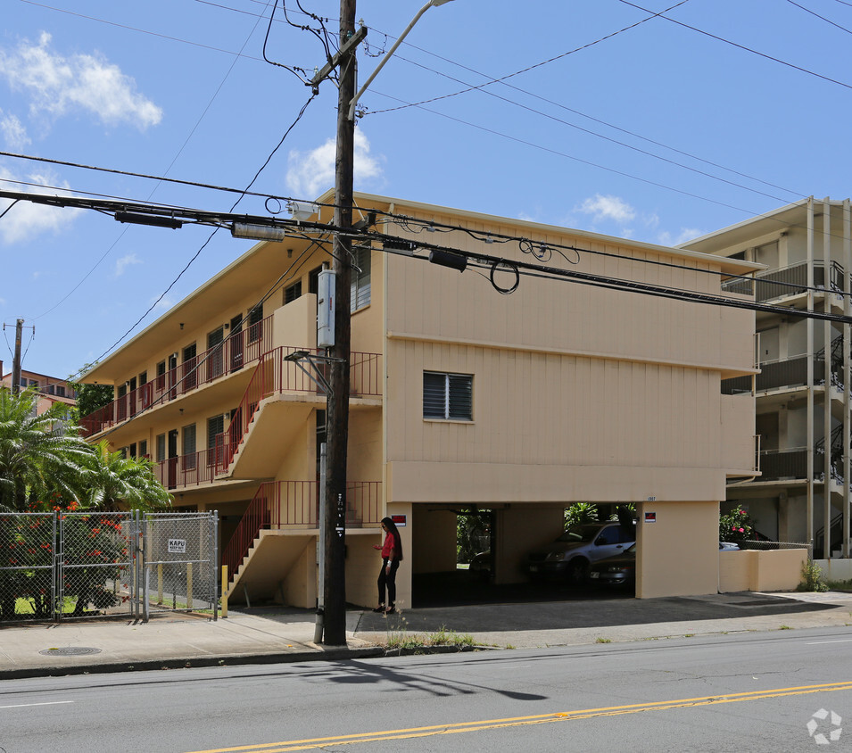 Building Photo - 1007 Kapahulu Ave