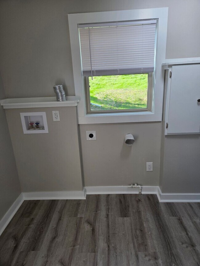 Foto del edificio - 3 bed 1 bath, 1 car detached garage, newly...