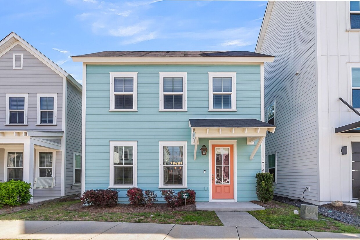 Primary Photo - Modern Living in Vibrant Park Circle