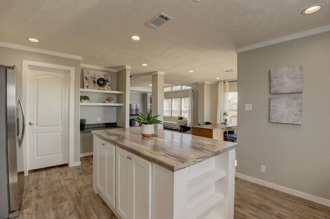 Building Photo - 803 Armadillo St