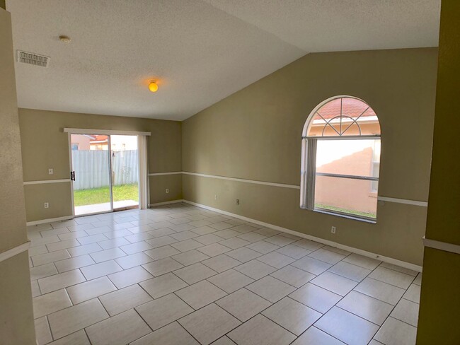 Building Photo - Move in Ready home in Kissimmee