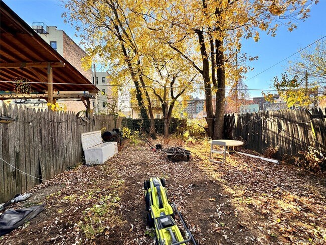 Foto del edificio - 1733 Zerega Ave