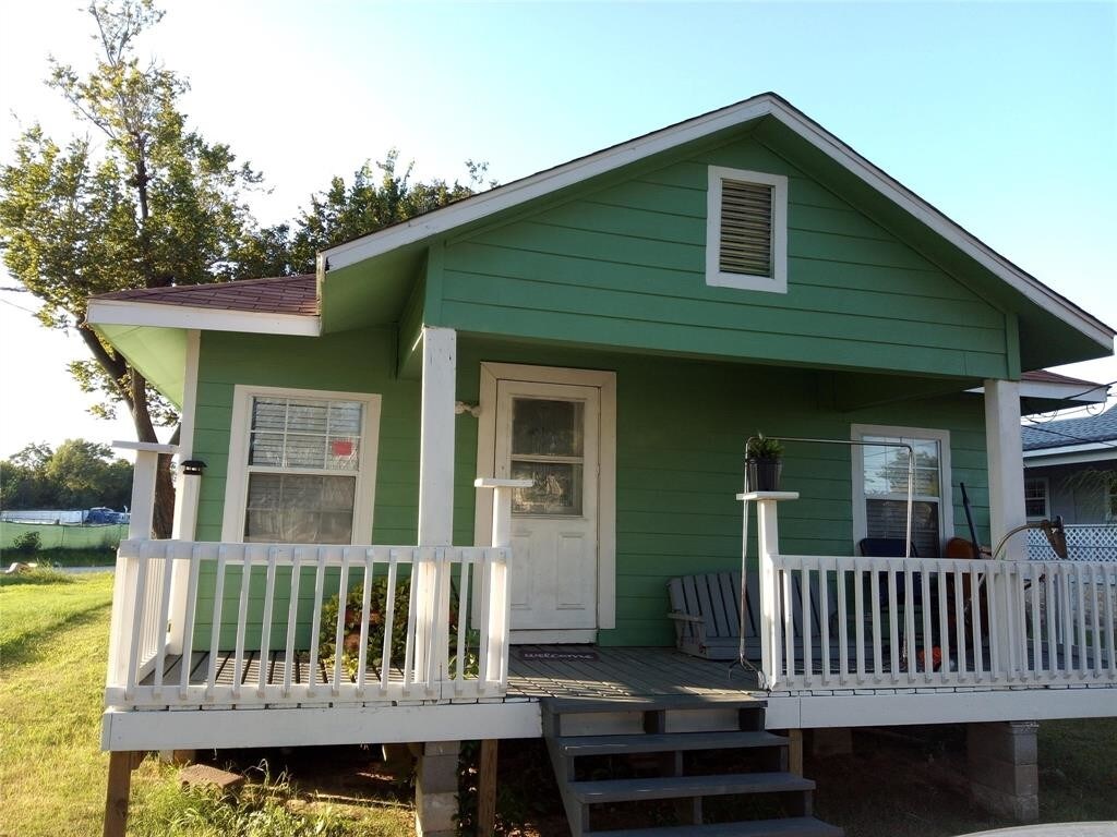 Primary Photo - 915 Montana St