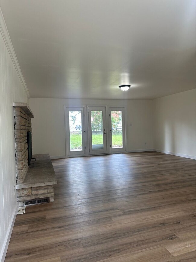 Foto del edificio - 4 Bed 2 Bath Home Available in Reynoldsburg!