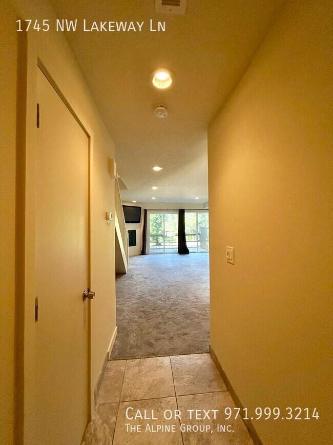 Foto del edificio - 1745 NW Lakeway Ln