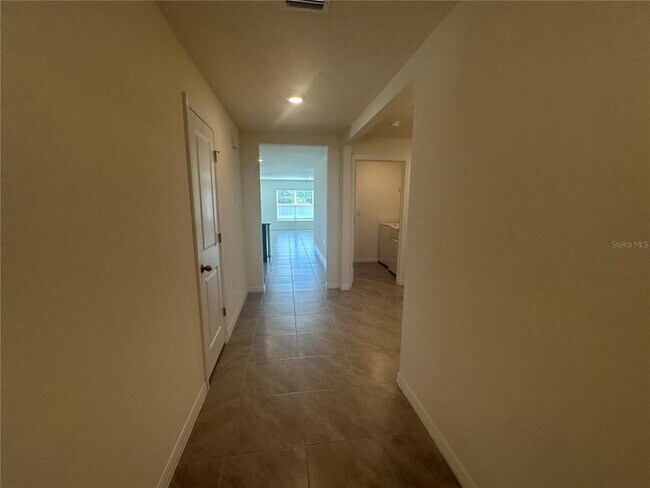 Building Photo - 1017 Golden Shiner Ave
