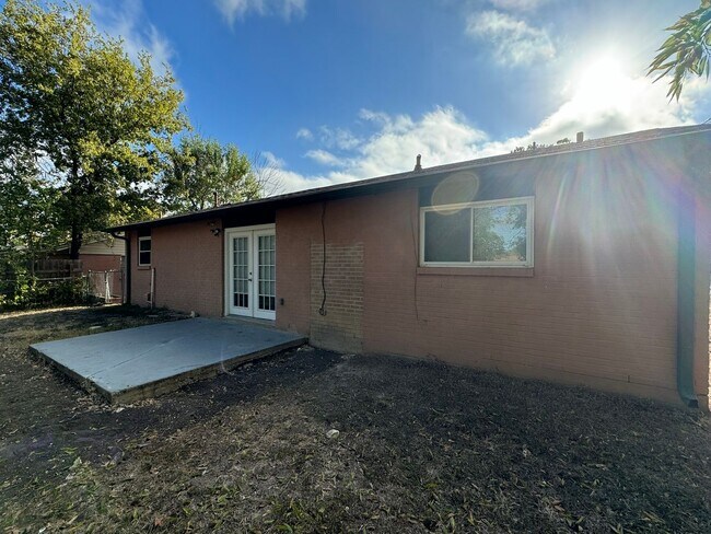 Foto del edificio - 3 bedroom 1.5 bathroom house!