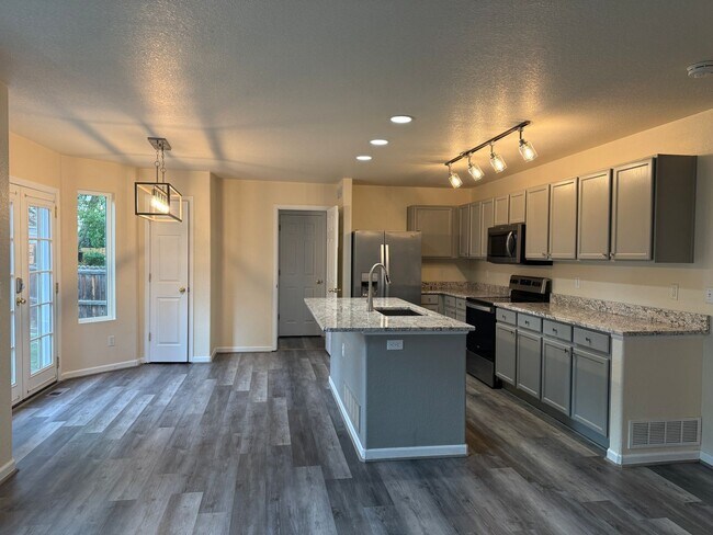 Foto del edificio - Great 4 bed 3 bath home Wolf Creek Neighbo...