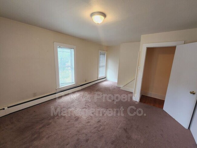 Building Photo - 554 N 5th St