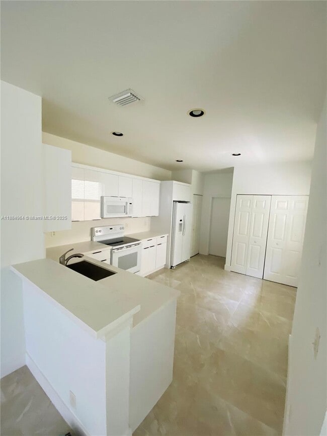 Building Photo - 2433 Pasadena Way