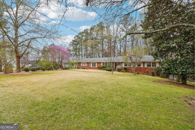 Building Photo - 5140 Lakewood Dr