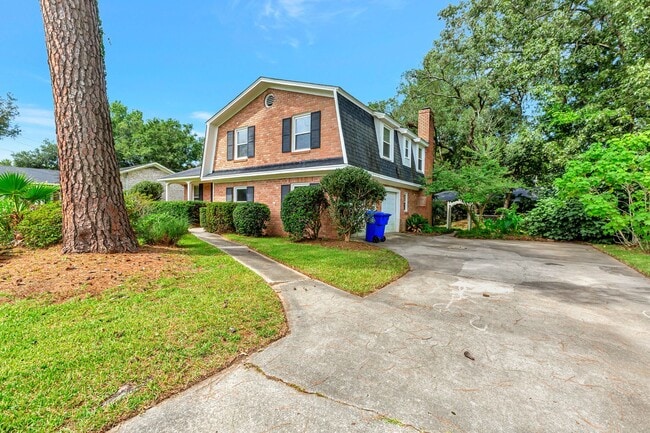 Building Photo - Renovated Cul-de-Sac Gem with Large Yard
