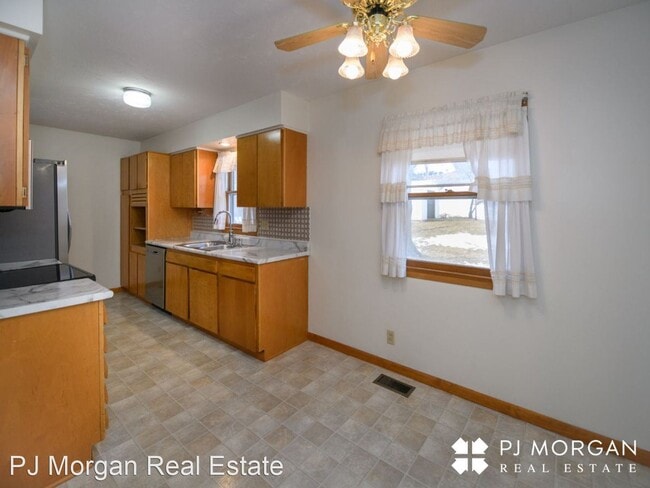 Building Photo - 3 br, 1.5 bath House - 4924 N 95th Circle