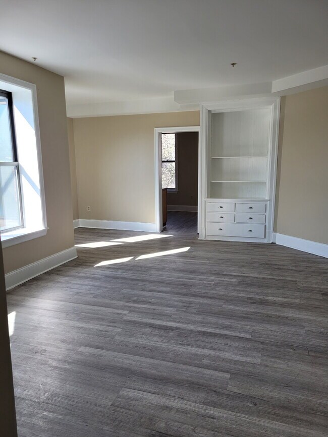 Foto del edificio - Bright Two Bedroom Apartment on Penn Ave., Wilkinsburg