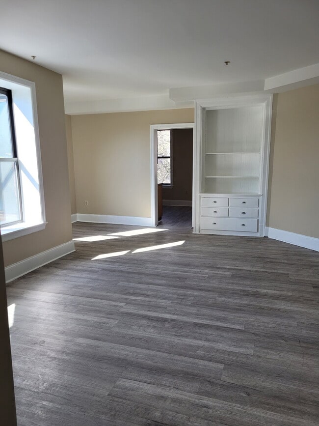 Building Photo - Bright Two Bedroom Apartment on Penn Ave., Wilkinsburg