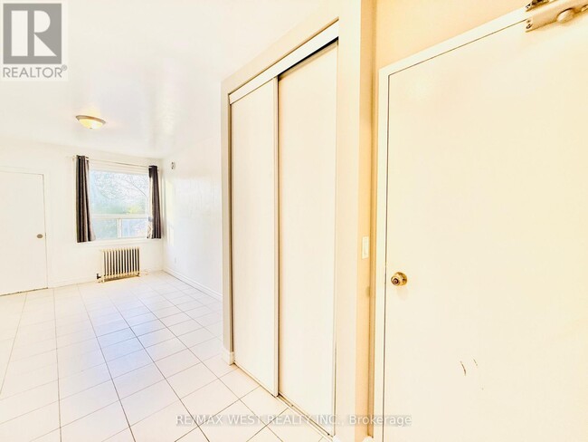 Building Photo - 4L-672-676 SHEPPARD Ave