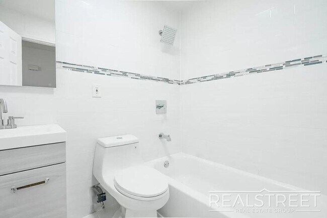 Foto del edificio - Brand New 3 Bed 2 Bath in Bushwick!