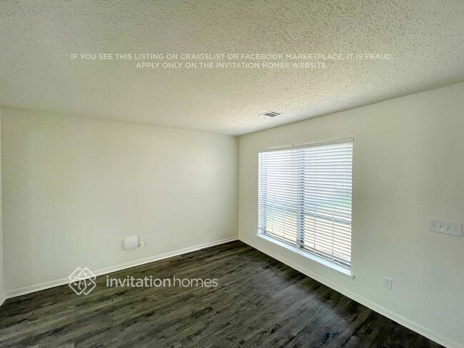 Foto del edificio - 7723 Pine Center Dr