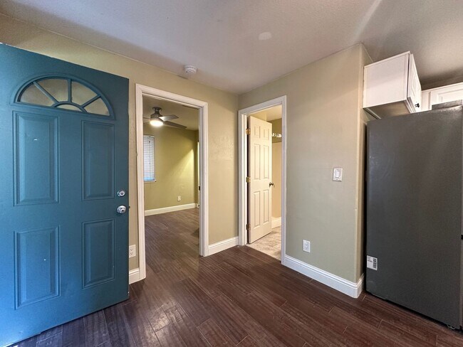 Building Photo - Adorable One Bedroom in Camino!