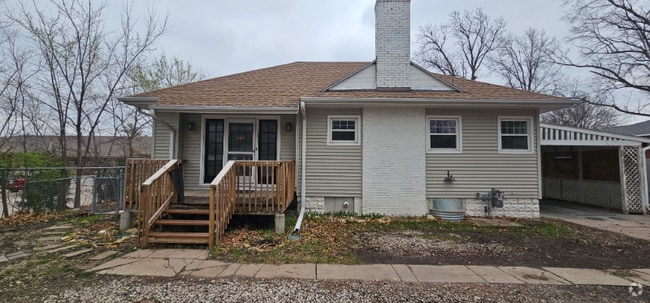 Building Photo - 2600 S 40th St
