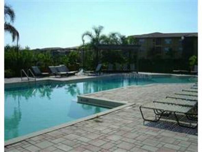 Foto del edificio - spacious 2 bedroom in Beachwalk at Town an...