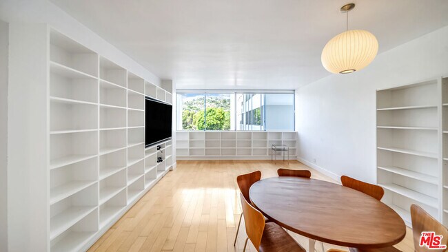 Foto del edificio - 17350 Sunset Blvd