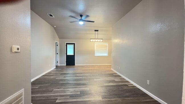 Building Photo - 802 Samuel Dr