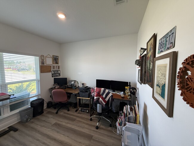 Foto del edificio - 319 Gray Owl Dr