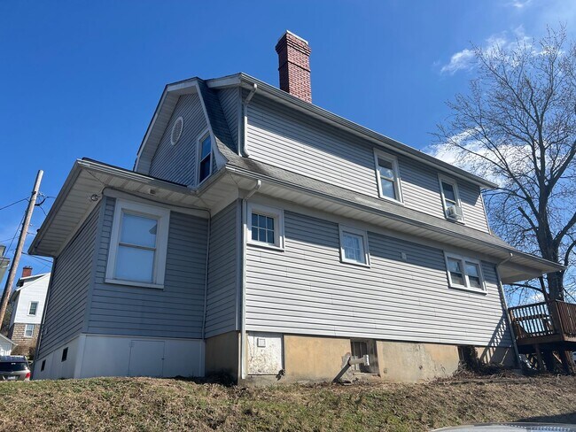 Building Photo - Large House w/ Yard ~ Downtown ~ 5 Bedroom...