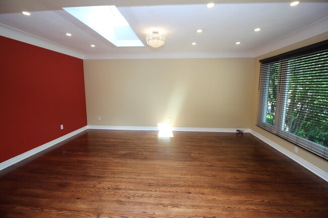 Photo du bâtiment - 7139 Warden Ave