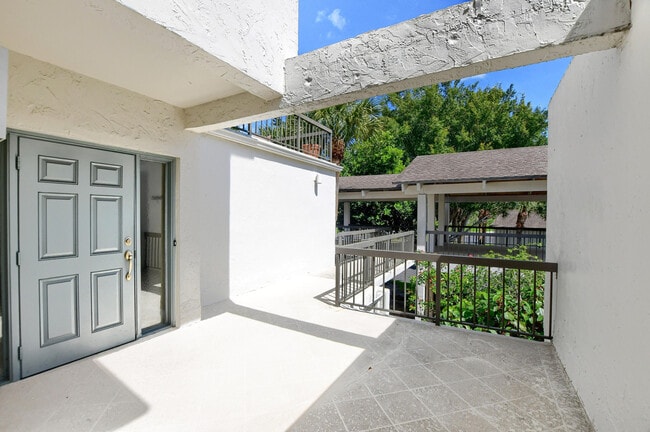 Building Photo - 800 Greensward Ct