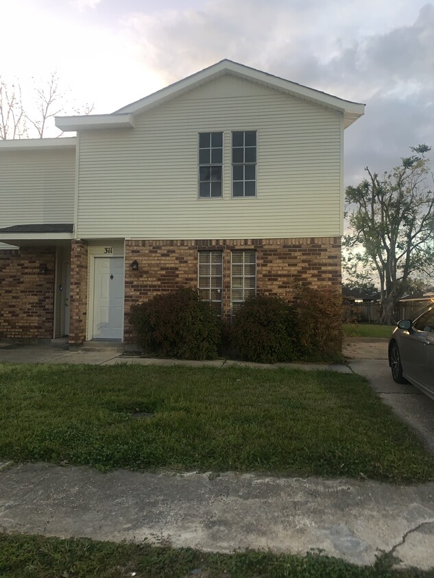 Foto principal - 311 Meadows Dr