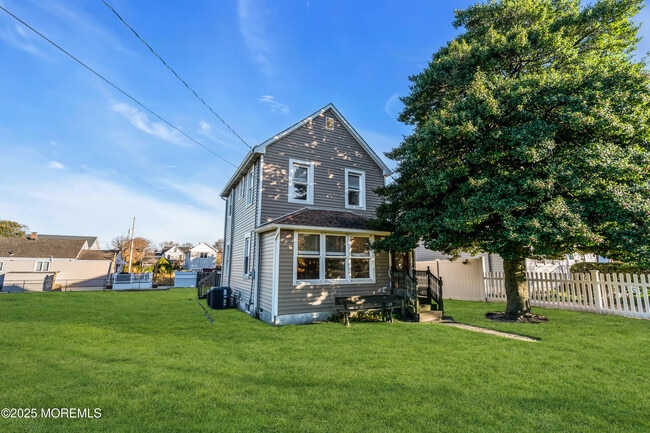 Building Photo - 493 Sairs Ave