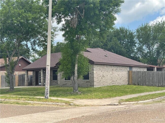 Building Photo - 1011 E Pebble Dr