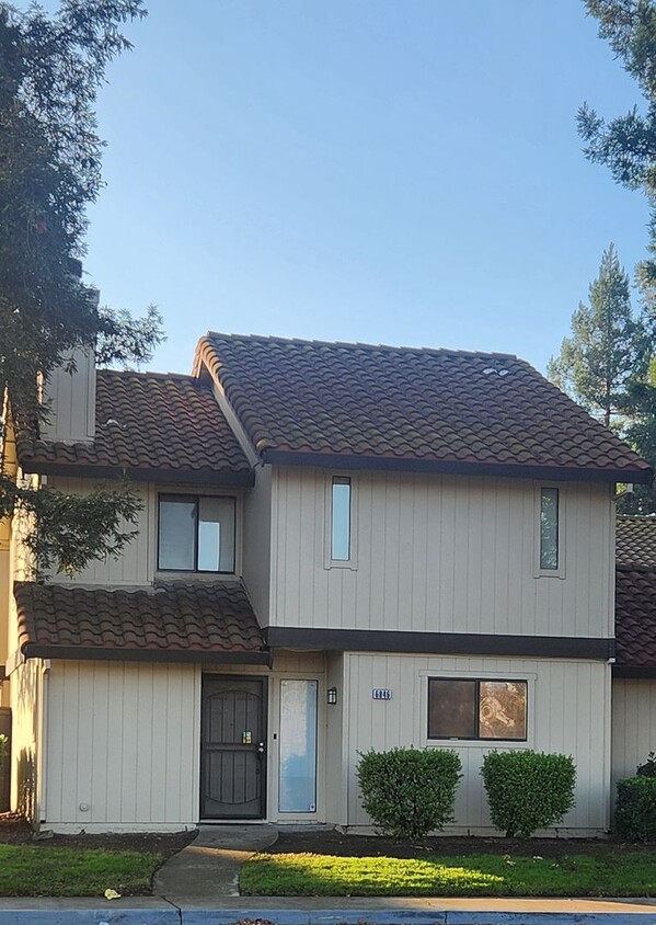 Primary Photo - 3 Bedroom 2.5 Bathroom Townhome Across fro...