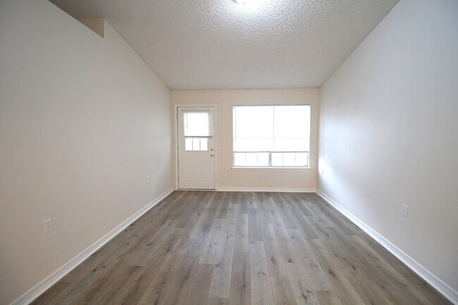 Foto del edificio - Lovely 2-Bedroom Home Near UWF & Shopping ...