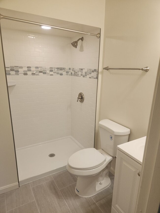 Foto del edificio - 3 Level  3 + 3.5 Ba w/2 BRAND NEW BATHROOM...