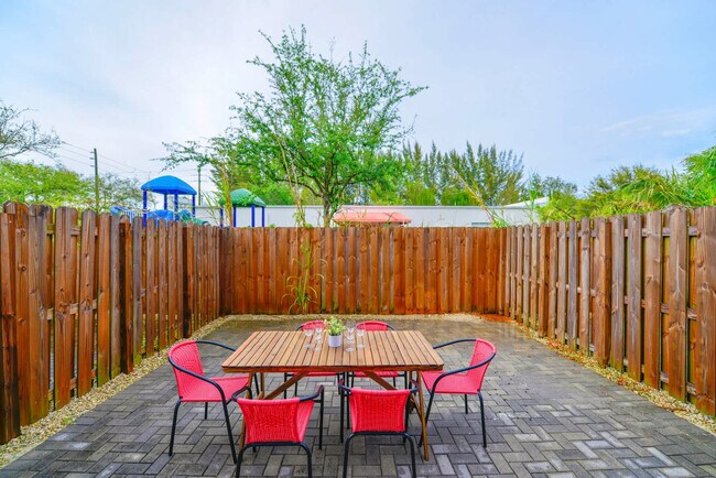 Foto del edificio - 171 NW 158th St