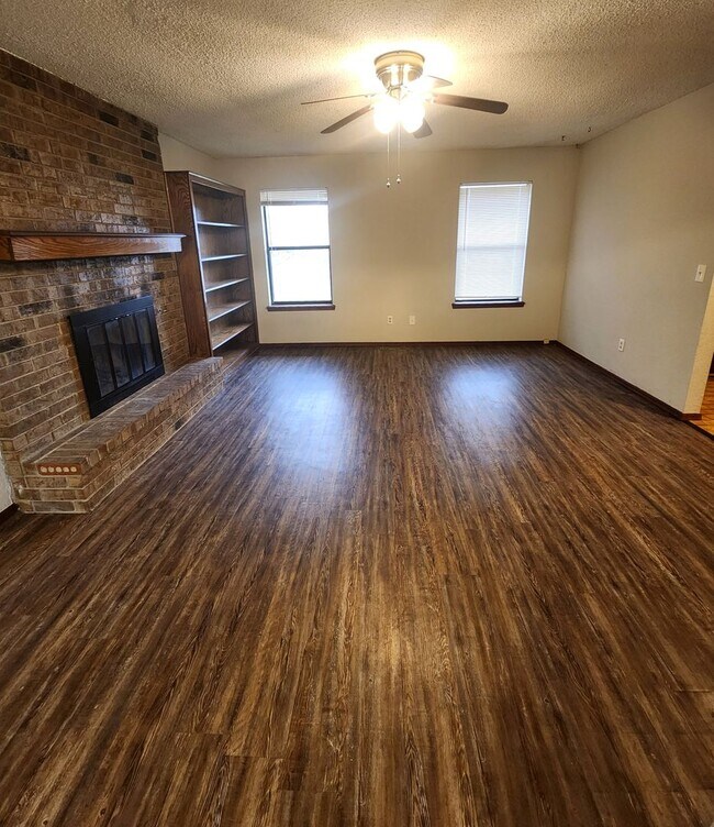 Building Photo - Spacious 3 Bedroom, 2 Bath Home Available ...