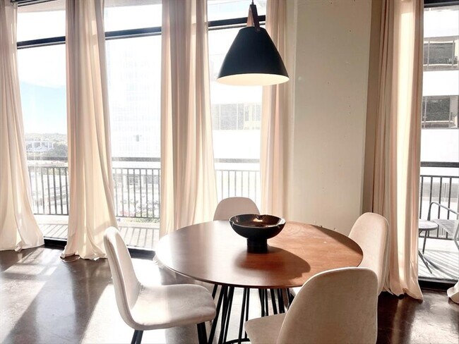 Foto del edificio - 311 W 5th St