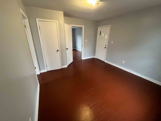 Building Photo - 420 10th Ave SW